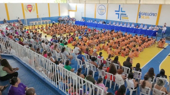 Evento do Instituto Cruz Azul com famílias e alunos no ginásio